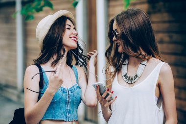 iki genç güzel kız