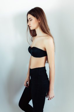 siyah elbiseli genç kız