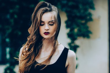 siyah elbiseli çekici moda kadın