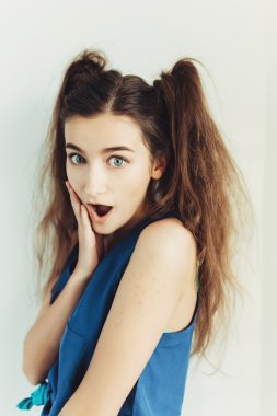 Pigtails ile sürpriz genç kız