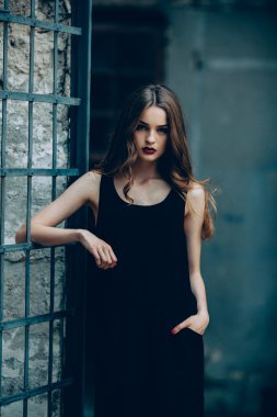 siyah elbiseli çekici moda kadın