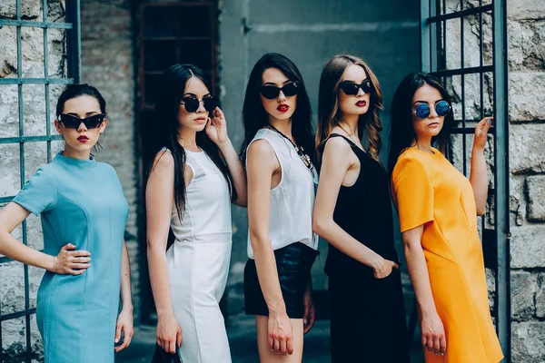 Fem unga vackra flickor i staden — Stockfoto