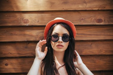 güzel kız şehirde kamera için poz veriyor