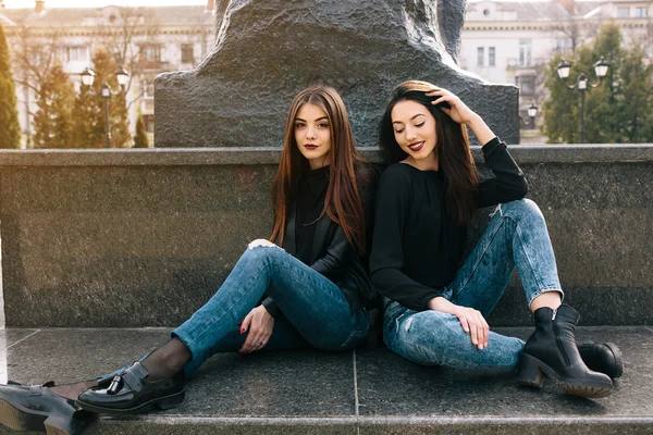 Δύο νεαρά κορίτσια ενηλίκων — Φωτογραφία Αρχείου