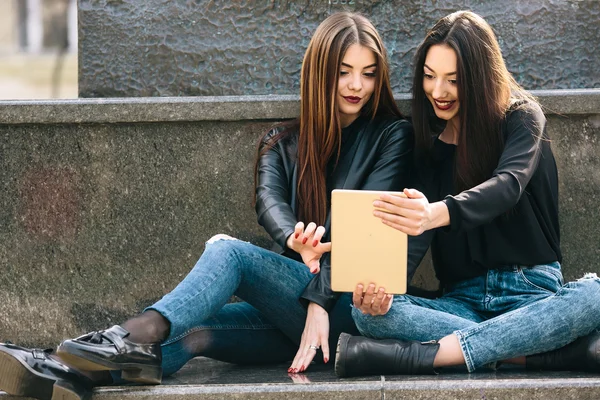 Zwei junge erwachsene Mädchen — Stockfoto