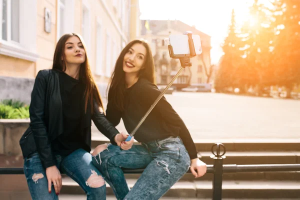 Duas meninas adultas jovens — Fotografia de Stock