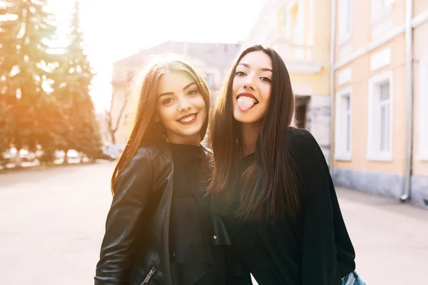 Duas meninas adultas jovens — Fotografia de Stock