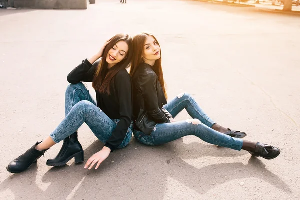 Due giovani ragazze adulte — Foto Stock