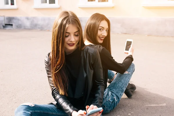 Duas meninas adultas jovens — Fotografia de Stock