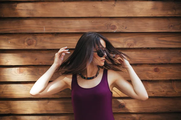 Bela menina poses para câmera — Fotografia de Stock