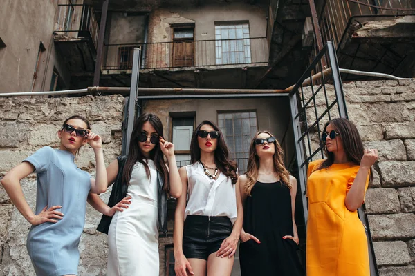 Cinque giovani belle ragazze in città — Foto Stock