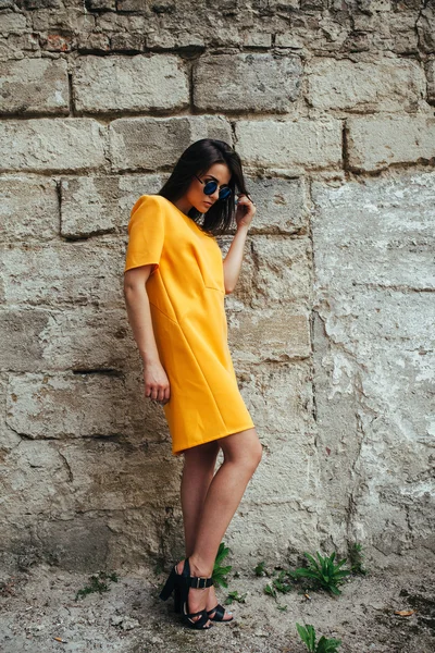 Mulher de moda atraente em vestido amarelo — Fotografia de Stock