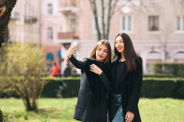 Duas meninas adultas jovens — Fotografia de Stock