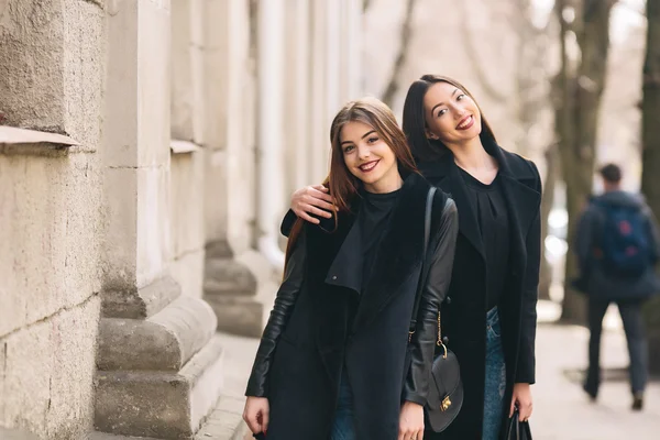 Due giovani ragazze adulte — Foto Stock