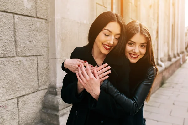 Due giovani ragazze adulte — Foto Stock