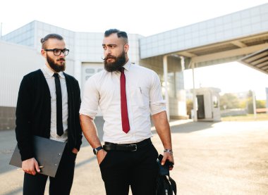 iş yerinde iki iş adamı