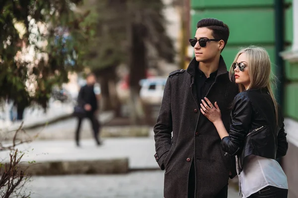 Jovem casal bonito — Fotografia de Stock