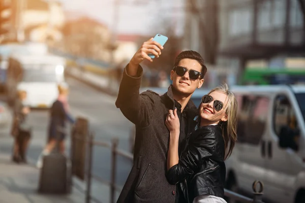 Jovem casal bonito — Fotografia de Stock