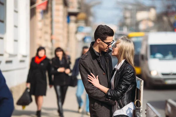 Jovem casal bonito — Fotografia de Stock