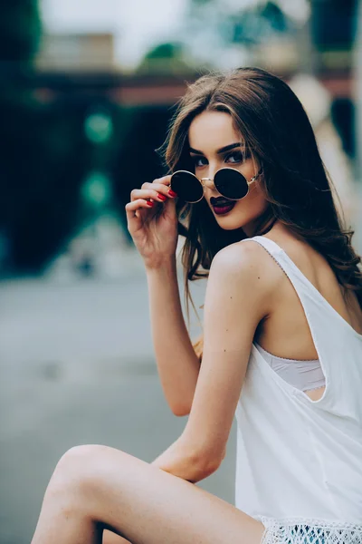 Krásná dívka v sluneční brýle — Stock fotografie