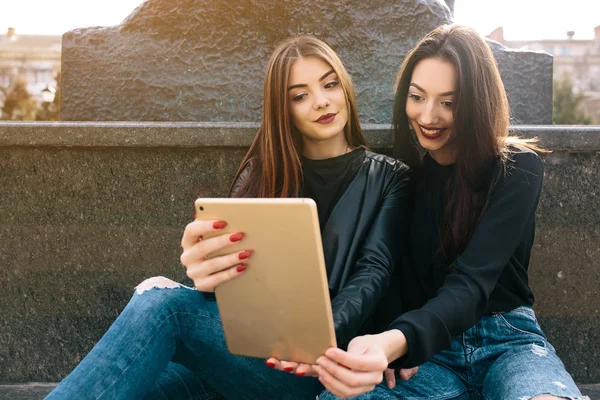 Duas meninas adultas jovens — Fotografia de Stock