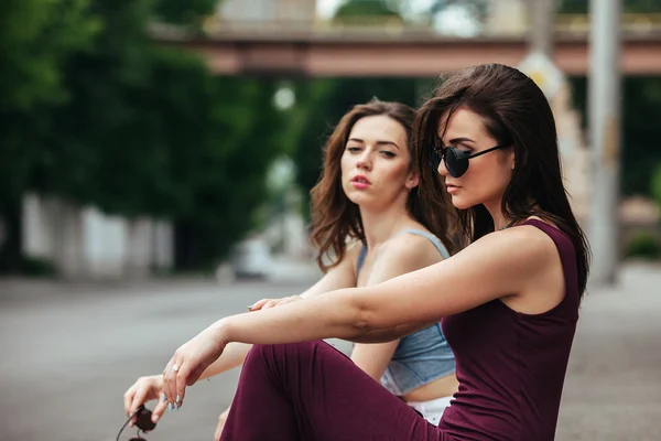 Duas meninas bonitas posando na cidade — Fotografia de Stock