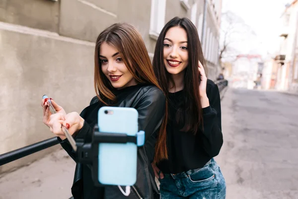 Dos chicas jóvenes adultas — Foto de Stock