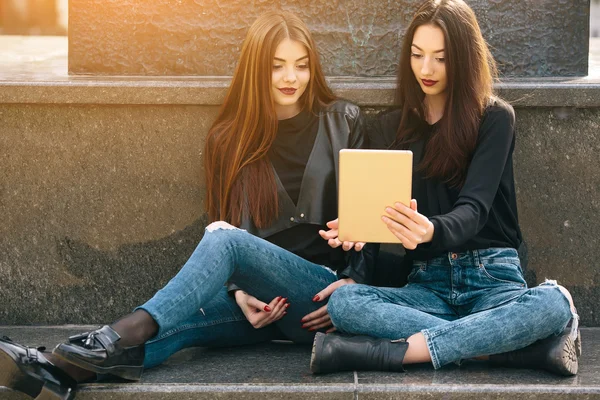 Dos chicas jóvenes adultas — Foto de Stock