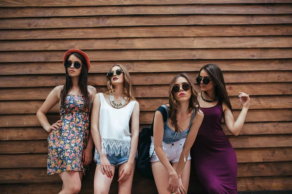 Quattro giovani belle ragazze — Foto Stock