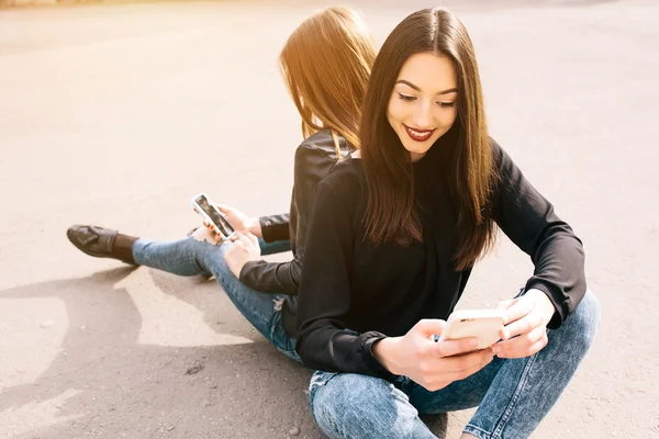 Twee jonge volwassen meisjes — Stockfoto