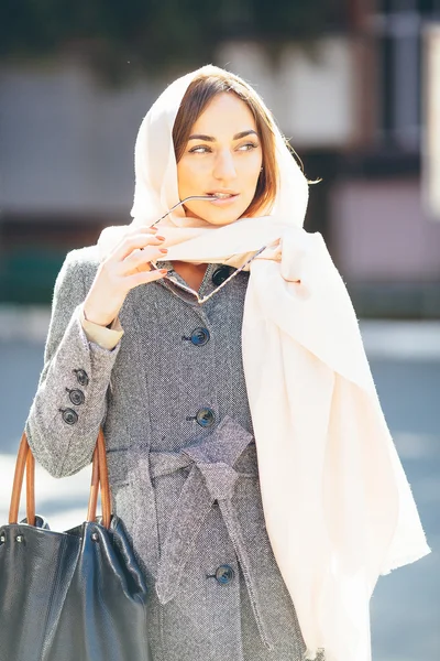 Fille dans un manteau dans la rue — Photo