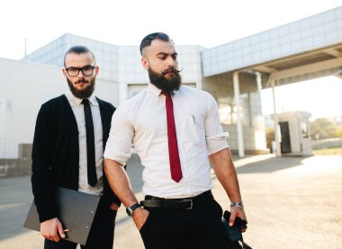 iş yerinde iki iş adamı