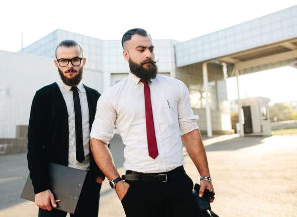 iş yerinde iki iş adamı