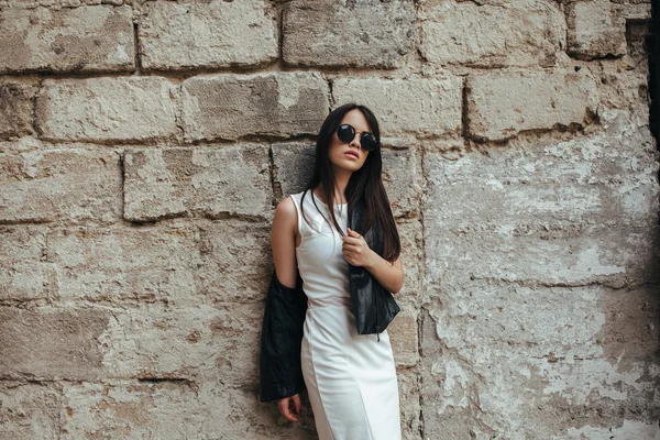 Beyaz elbiseli çekici moda kadın — Stok fotoğraf