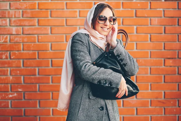 Ragazza in un cappotto per strada — Foto Stock