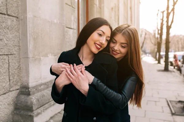 Twee jonge volwassen meisjes — Stockfoto