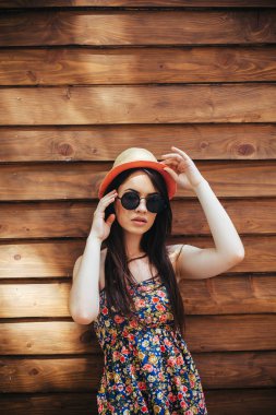 güzel kız şehirde kamera için poz veriyor