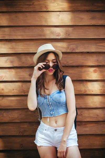 Beautiful girl poses for camera in the city — Stock Photo, Image