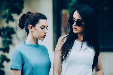 İki güzel arkadaş beyaz arka plan üzerinde poz