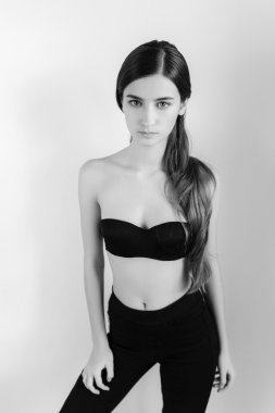 siyah elbiseli genç kız