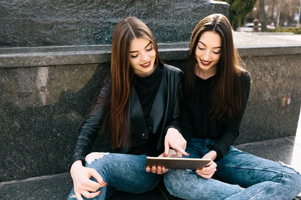 Dos chicas jóvenes adultas — Foto de Stock