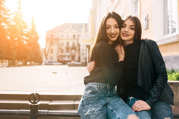 Duas meninas adultas jovens — Fotografia de Stock