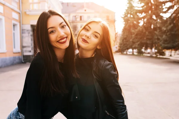 Dvě mladé dospělé dívky — Stock fotografie