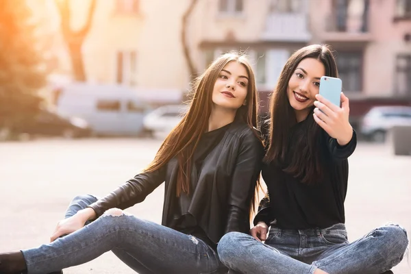 Twee jonge volwassen meisjes — Stockfoto