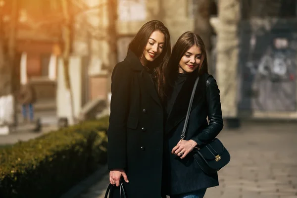 Twee jonge volwassen meisjes — Stockfoto