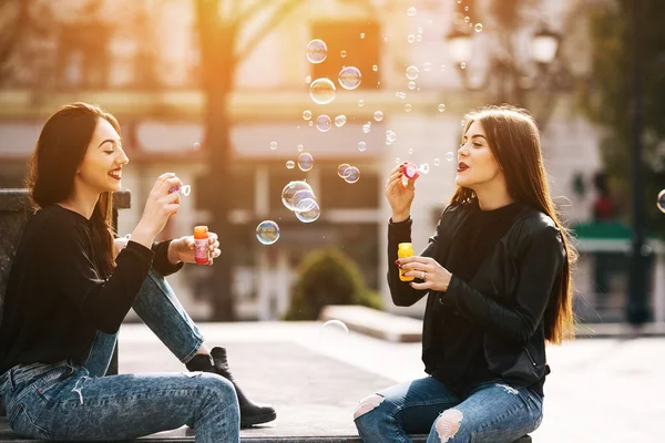 Zwei junge erwachsene Mädchen — Stockfoto