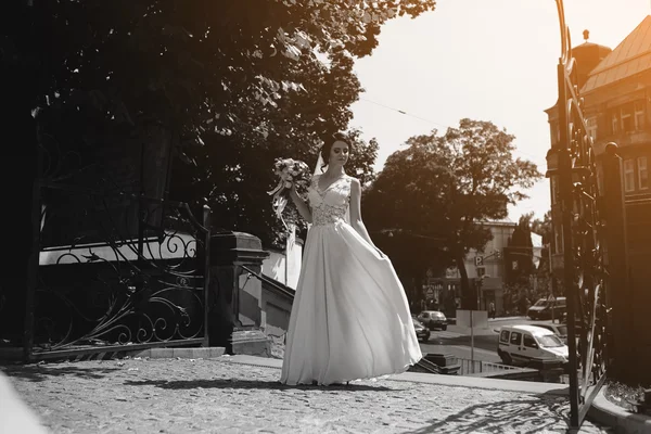 Sposa posa in città — Foto Stock