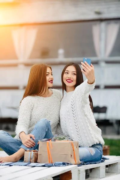 Dwie dziewczyny zrobić selfie z darami — Zdjęcie stockowe