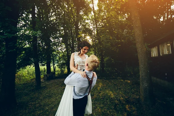 Bräutigam nahm Braut in den Arm — Stockfoto