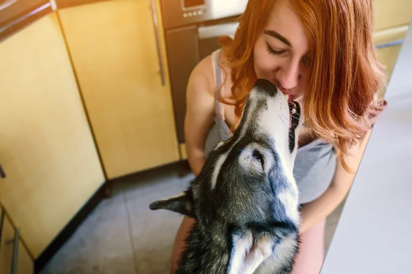 Bir köpeği besleyen kadın. — Stok fotoğraf